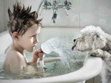 Douche dans la baignoire.