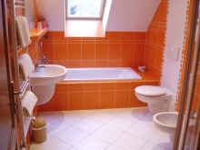 Salle de bains orange vif