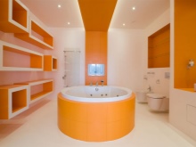 Salle de bains orange et blanche