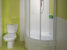 cabine de douche dans une petite salle de bains