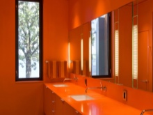 Des meubles orange dans une salle de bains orange