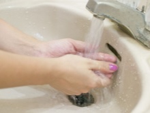 Se laver les mains dans le bidet