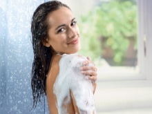 Une fille sous la douche avec du gel douche.