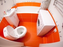 Salle de bains orange et blanche.