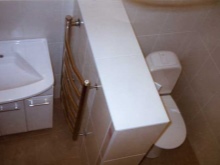 Cloison sèche entre les toilettes et le lavabo