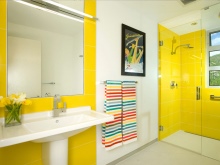 design de salle de bain jaune