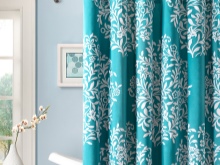 Écran de baignoire turquoise avec motifs blancs