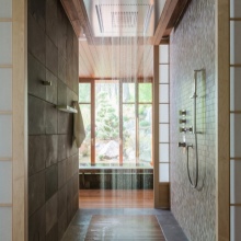 Système de douche dans la baignoire.