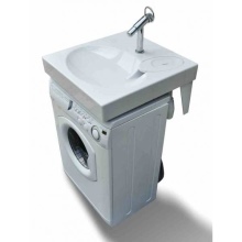 Lavabo de la machine à laver au-dessus du lavabo