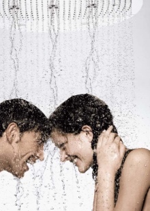 Homme et femme sous la douche.