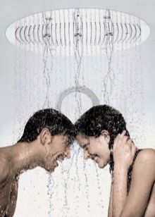 Douche dans la cabine de douche