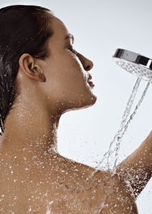 Douche dans la cabine de douche