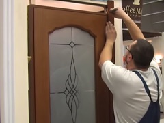 Installation de portes de salles de bains et de toilettes.