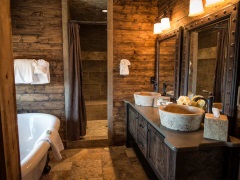 Salle de bains avec panneaux en bois