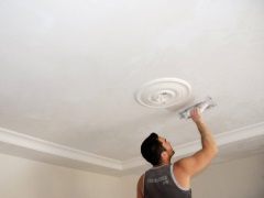 Plafond de la salle de bains blanchi à la chaux