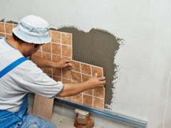 Nivellement des murs en carreaux de salle de bains