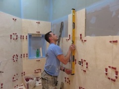 Préparation des murs pour la pose du carrelage dans la salle de bains