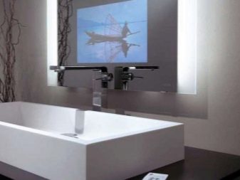 Robinetterie et miroir de baignoire high-tech avec TV