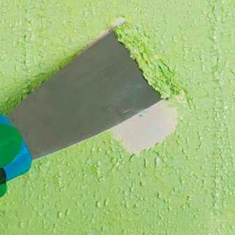 Décapage de la peinture à la spatule