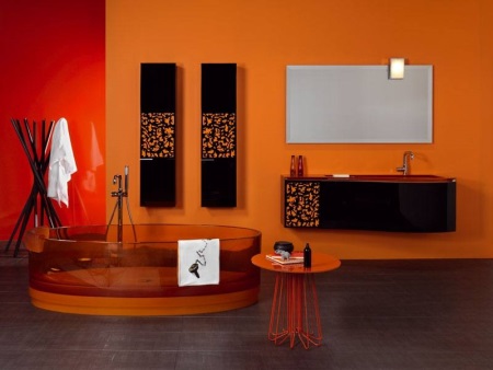 Salle de bains orange et noire