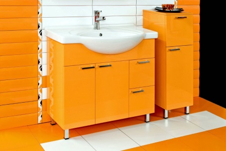 Salle de bains orange et blanche