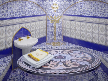 Bain turc de style hammam bleu.