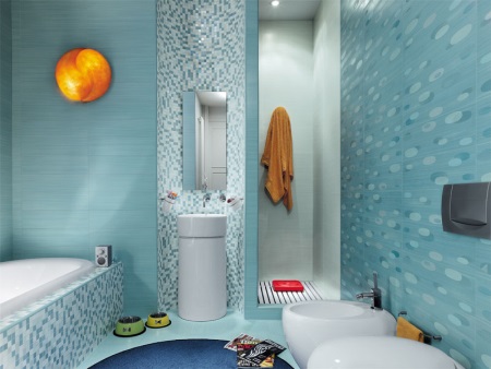 Baignoire bleue avec mosaïque