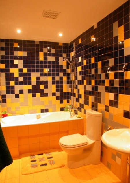 Salle de bain orange-noir.