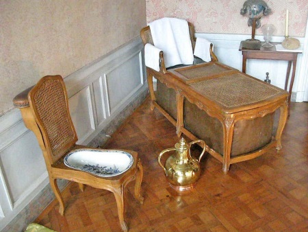 Le tabouret de bidet dans la salle de bains de Louis XVI