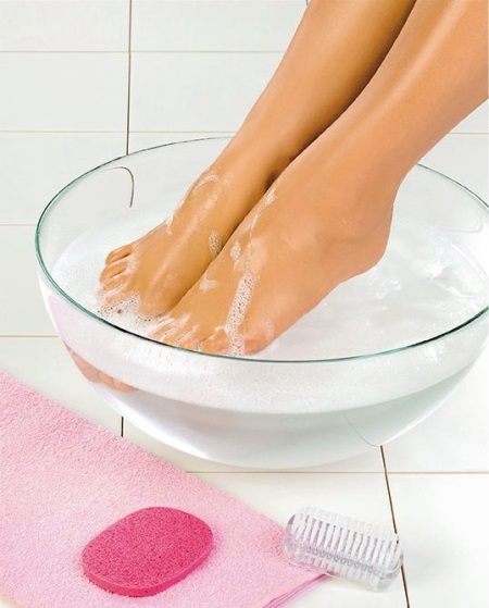 Bain de pieds avec de la soude