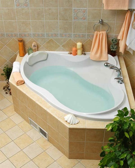 Acrylic corner bathtub