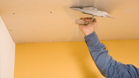 Préparation du plafond pour le carrelage