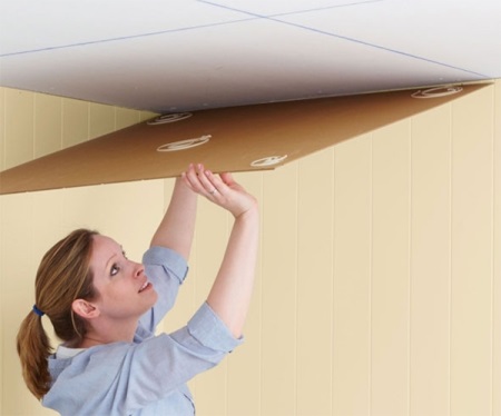 Début de l'installation du plafond en carreaux