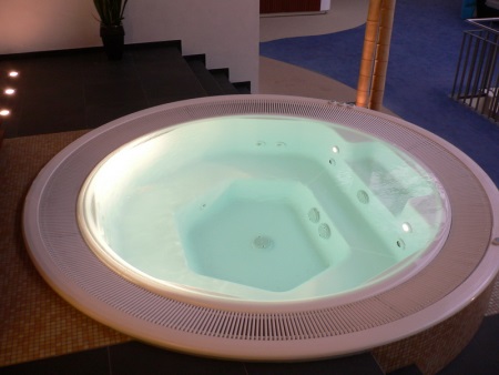 Acrylic mini pool with whirlpool