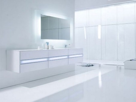 Des meubles blancs symétriques pour une salle de bains high-tech