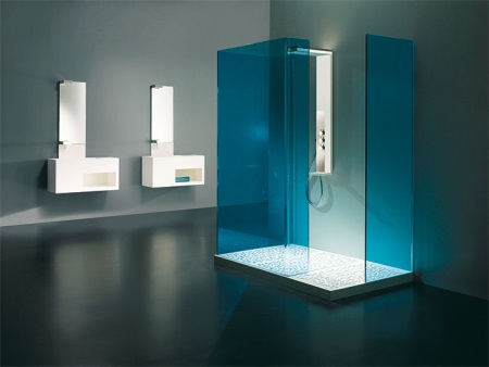 Cabine de douche dans une spacieuse salle de bains high-tech